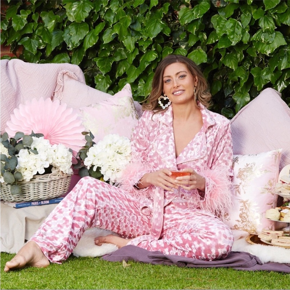 Elegant Pink Feather Cuff Robe - Picture 2 of 7